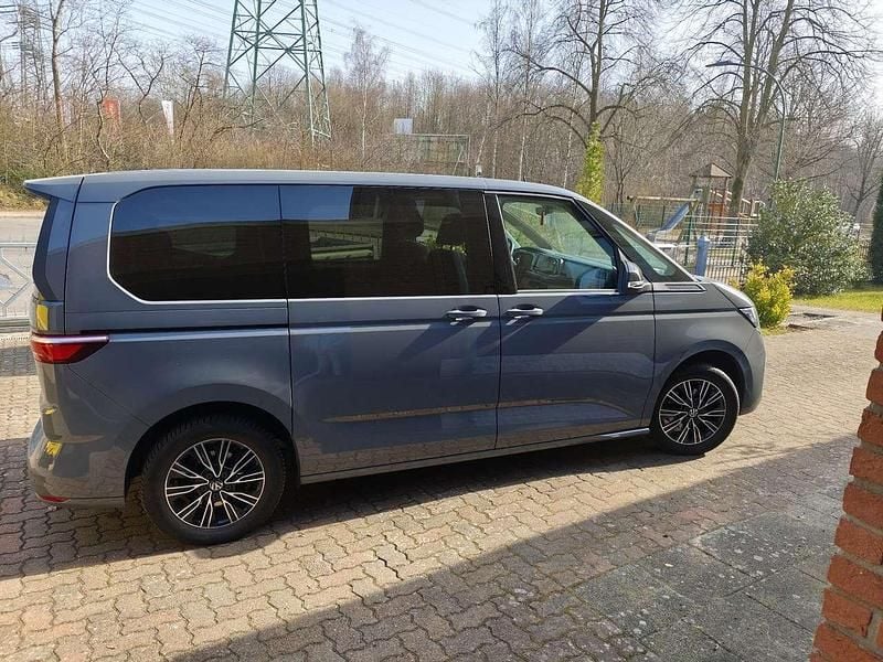Gebraucht VW Multivan Basis 150 PS (110 kW) 2023 Grau Van / Kleinbus