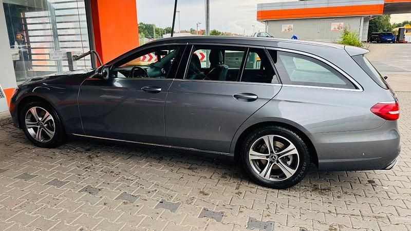 Grau Gebraucht 2018 Mercedes E200 Kombi | 26.500 € (Fairer Preis) - Bild 1/4