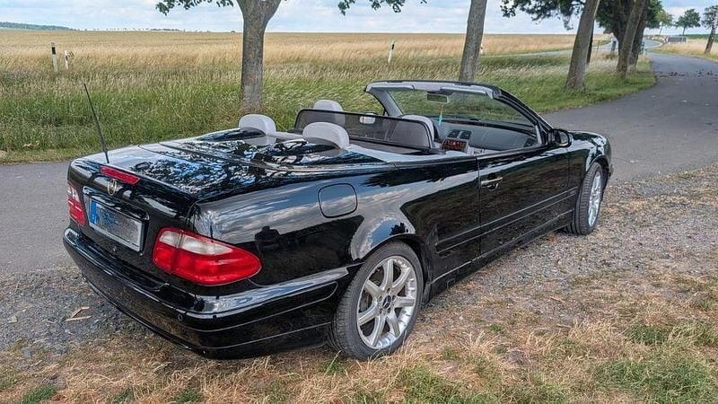 Gebraucht Mercedes CLK320 218 PS (160 kW) 2001 Schwarz Cabrio