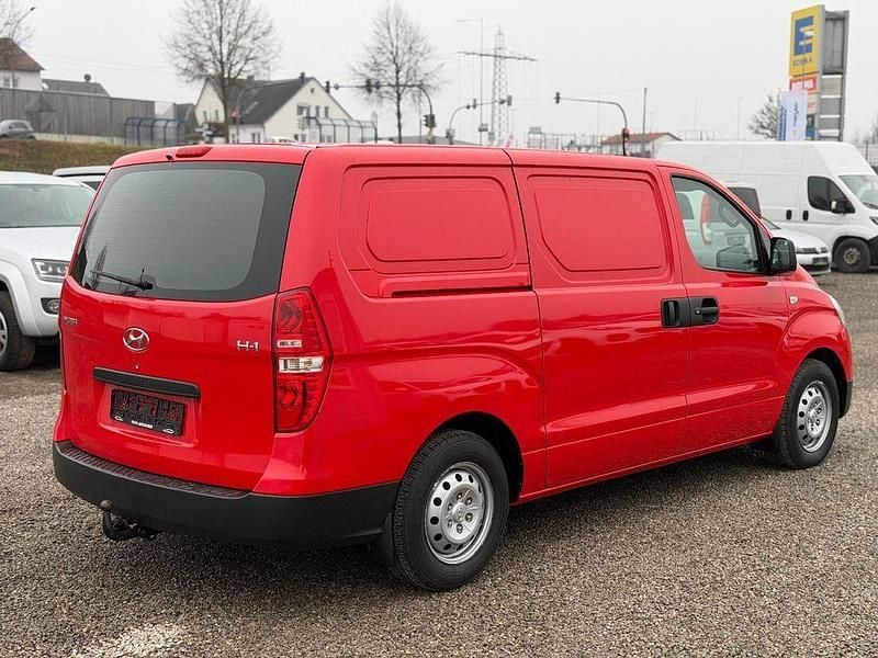 Gebraucht Hyundai H-1 170 PS (125 kW) 2015 Rot Van / Kleinbus