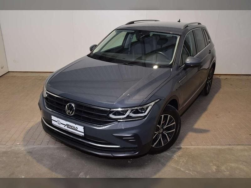 Gebraucht VW Tiguan Life 131 PS (96 kW) 2021 Delfingrau metallic SUV