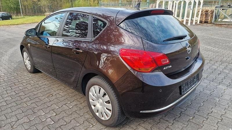 Gebraucht Opel Astra 140 PS (102 kW) 2013 Braun Limousine