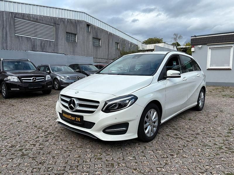 Calcitweiss/zirrusweiss Gebraucht 2015 Mercedes B180 Style Van / Kleinbus | 10.490 € (Fairer Preis) - Bild 1/4