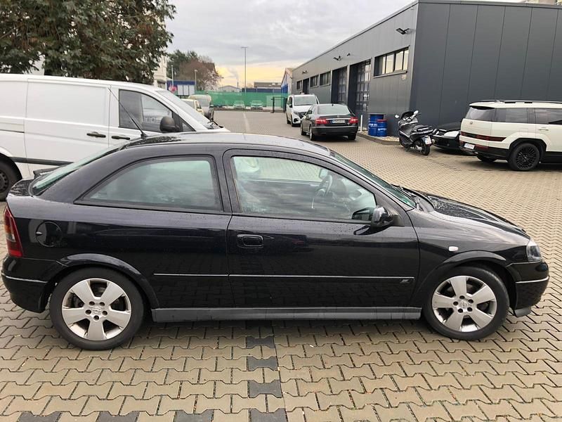 Schwarz Gebraucht 2002 Opel Astra Njoy Limousine | 1.600 € (Etwas zu teuer) - Bild 1/4