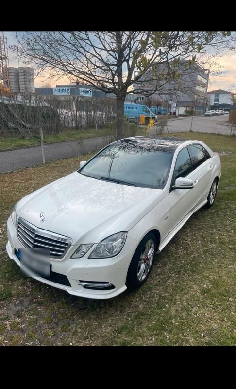 Weiß Gebraucht 2012 Mercedes E220 Limousine | 14.300 € - Bild 1/4