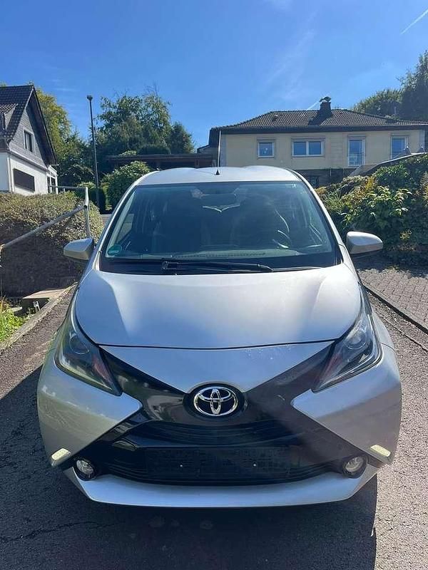Silber Gebraucht 2015 Toyota Aygo X-play Kleinwagen | 5.750 € (Fairer Preis) - Bild 1/4