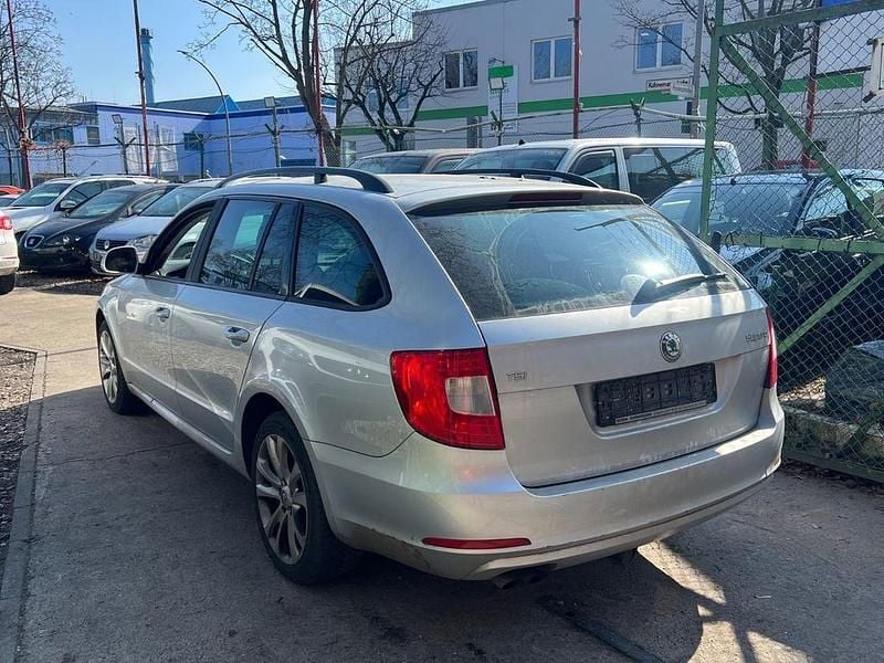 Gebraucht Skoda Superb Comfort 125 PS (91 kW) 2011 Silber Kombi