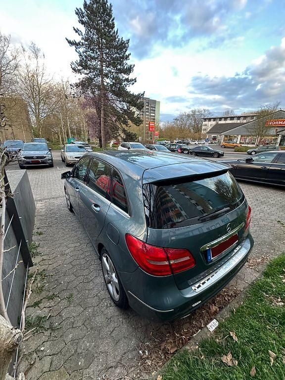 Gebraucht Mercedes B200 156 PS (114 kW) 2012 Blau Van / Kleinbus