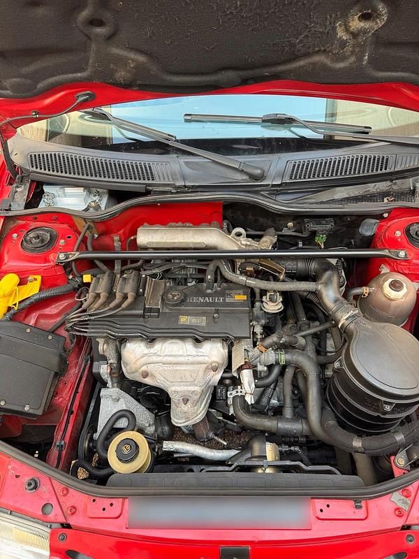 Gebraucht Renault Mégane 102 PS (75 kW) 1996 Rot Limousine