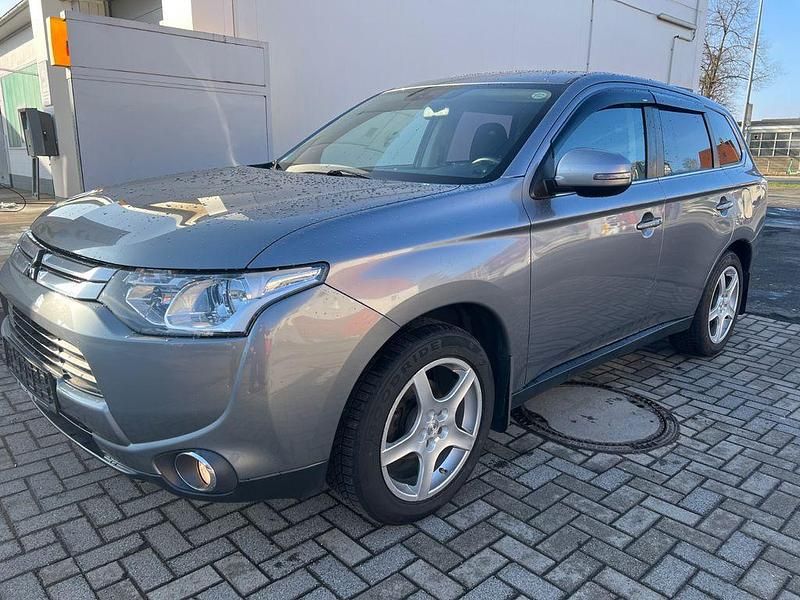 Gebraucht Mitsubishi Outlander Classic Collection 150 PS (110 kW) 2015 Grau SUV