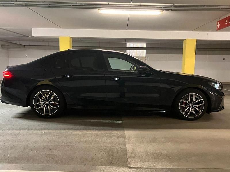 Gebraucht BMW 530e M Sport 190 PS (139 kW) 2025 Schwarz Limousine