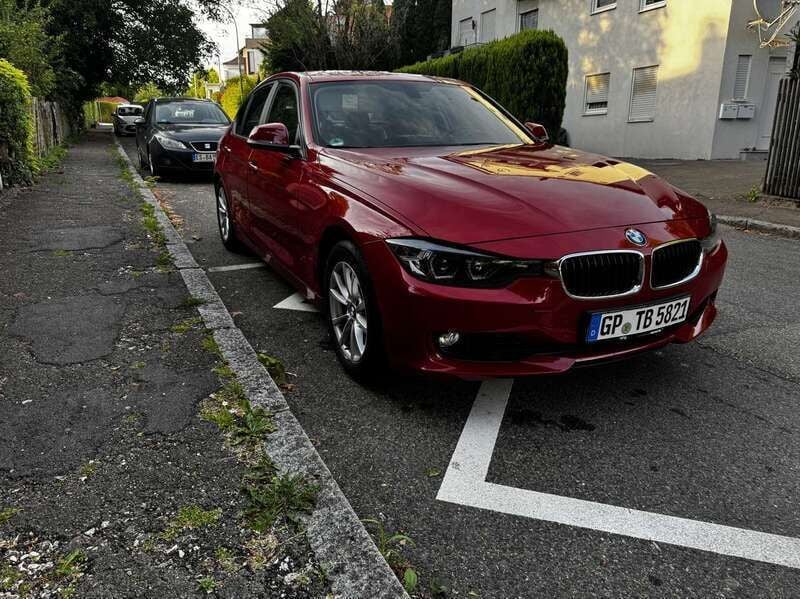 Rot Gebraucht 2012 BMW 320 Limousine | 10.000 € (Superpreis) - Bild 1/4