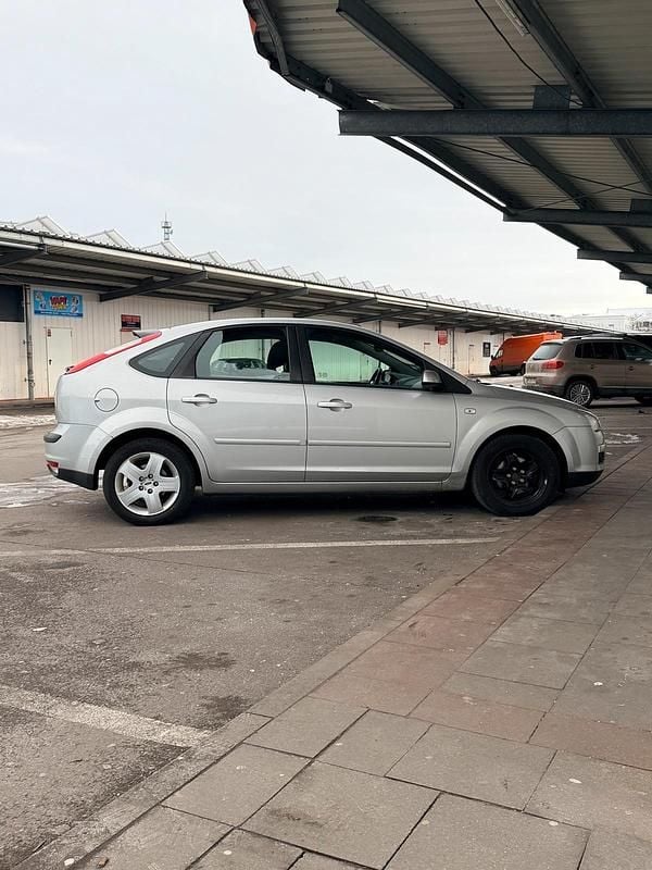Gebraucht Ford Focus 100 PS (73 kW) 2007 Silber Limousine