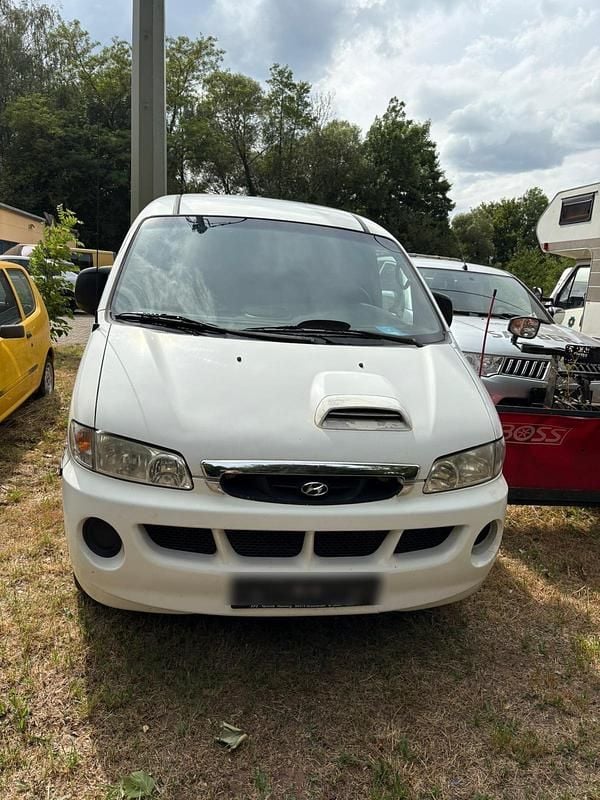 Weiß Gebraucht 2001 Hyundai H-1 Van / Kleinbus | 1.299 € - Bild 1/4