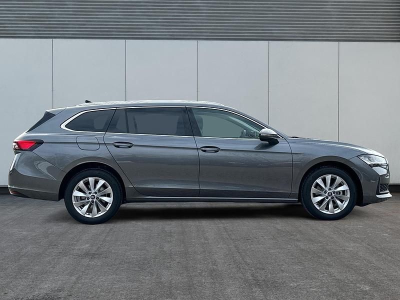 Neu Skoda Superb Selection 193 PS (141 kW) 2025 Graphitegrau metallic Kombi
