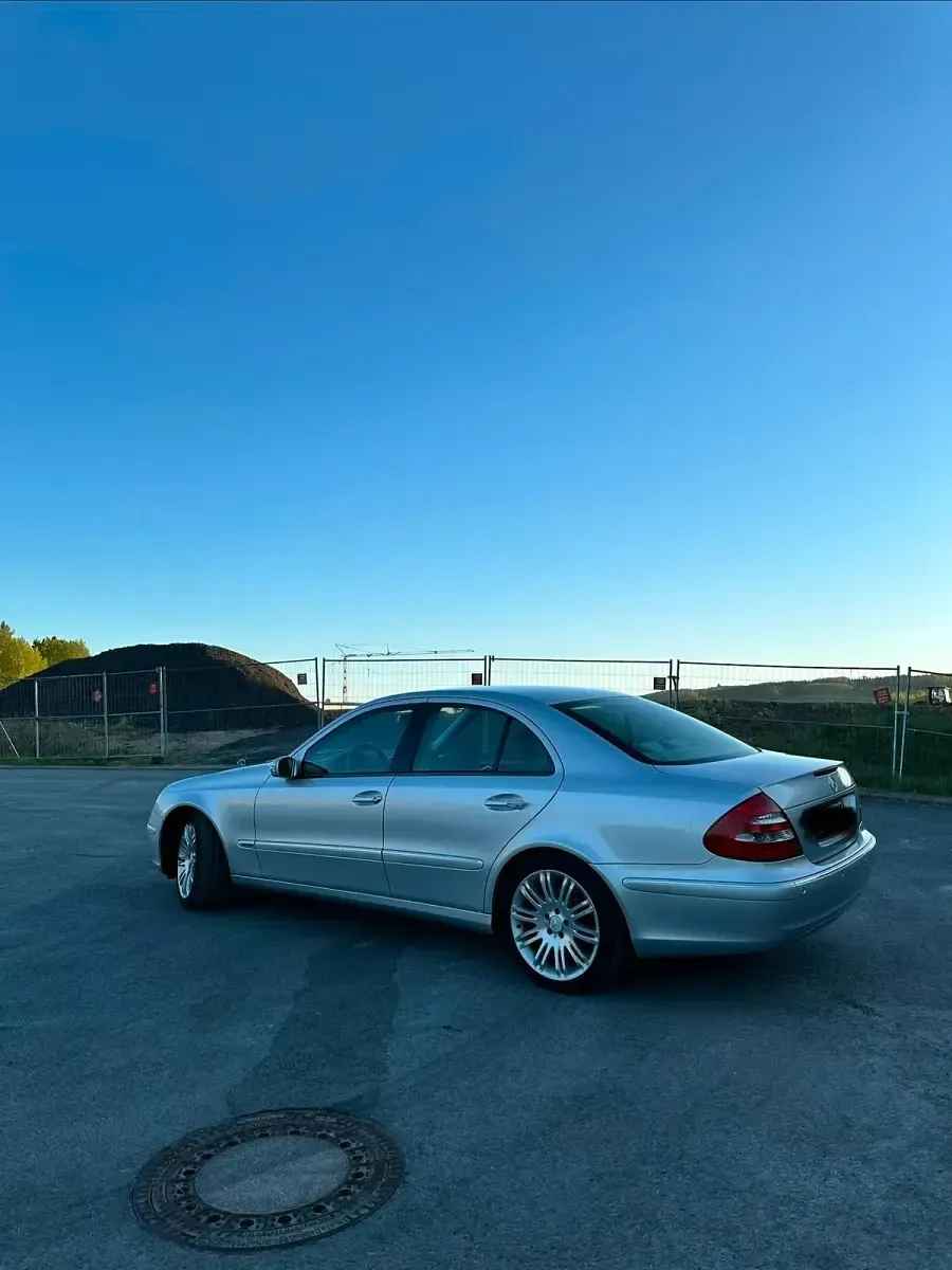 Używany Mercedes E280 231 KM (169 kW) 2005 Srebrny Sedan/Limuzyna