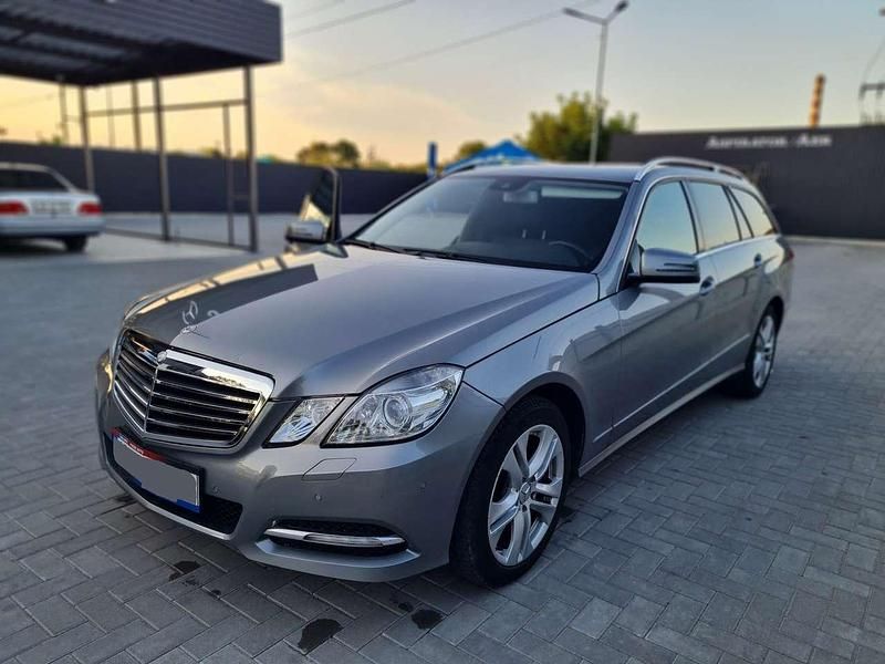 Gebraucht Mercedes E200 Avantgarde 136 PS (100 kW) 2012 Grau Kombi