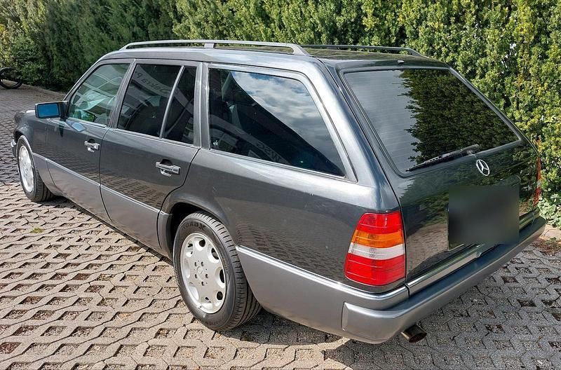 Second-hand Mercedes E280 193 CP (141 kW) 1995 Negru Break
