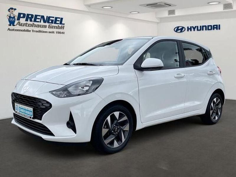 Weiß Gebraucht 2024 Hyundai i10 Trend Kleinwagen | 15.980 € (Fairer Preis) - Bild 1/4