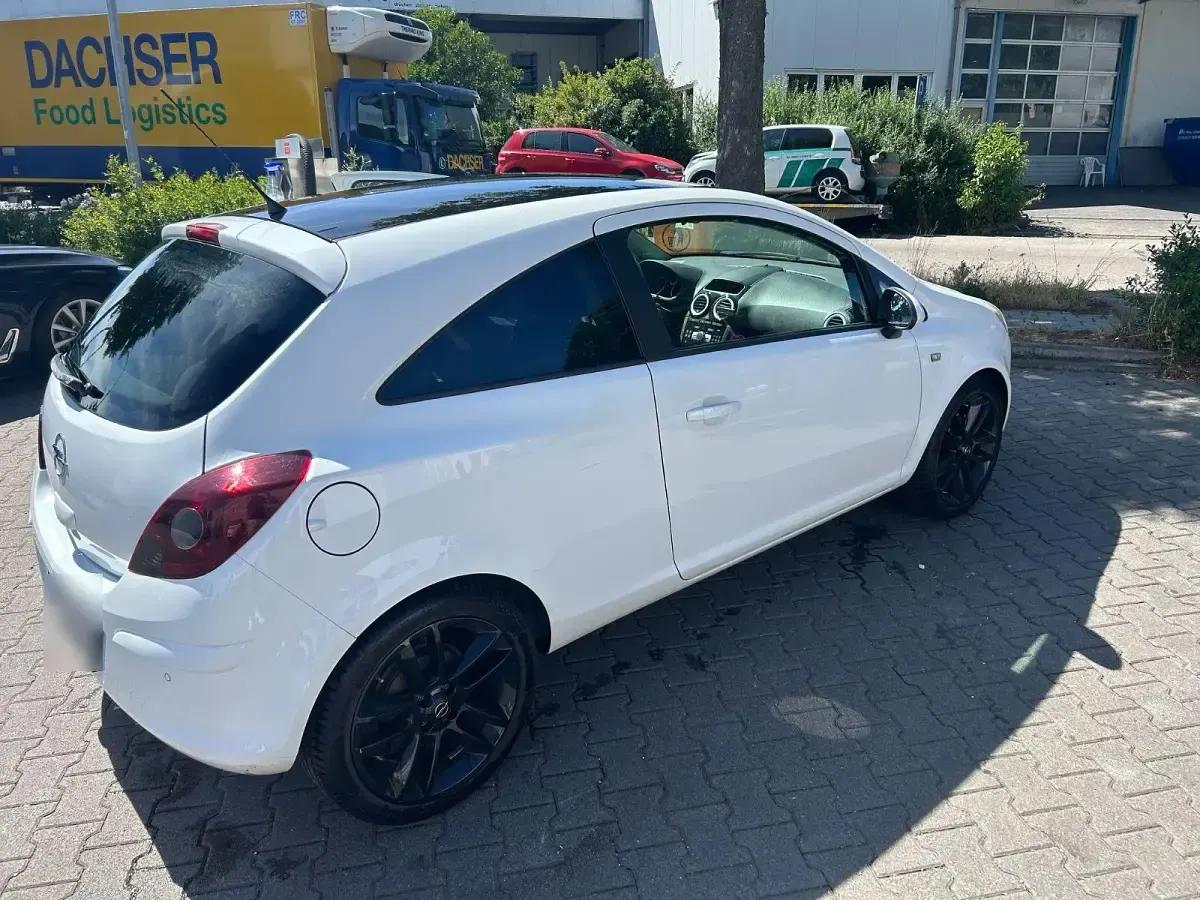 Gebraucht Opel Corsa Color Edition 90 PS (66 kW) 2010 Weiß Kleinwagen