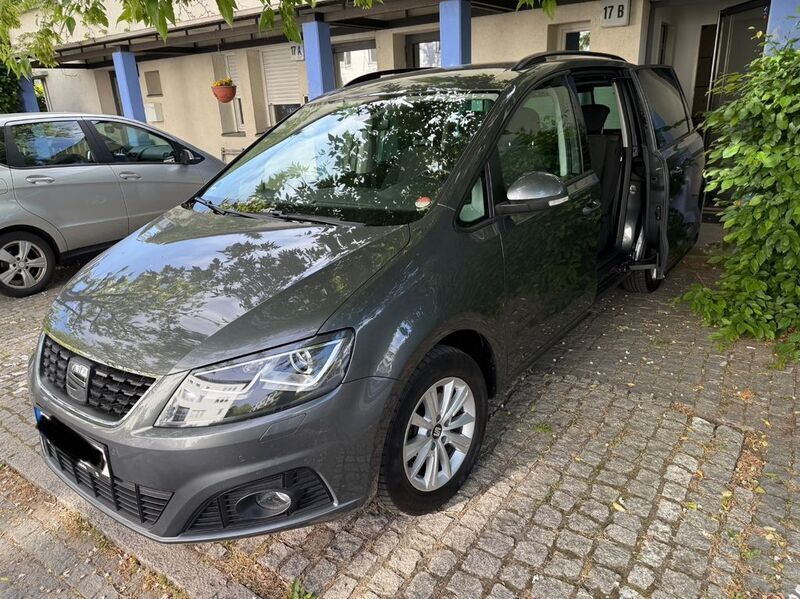 Grau Gebraucht 2020 Seat Alhambra Style Van / Kleinbus | 22.999 € (Superpreis) - Bild 1/4