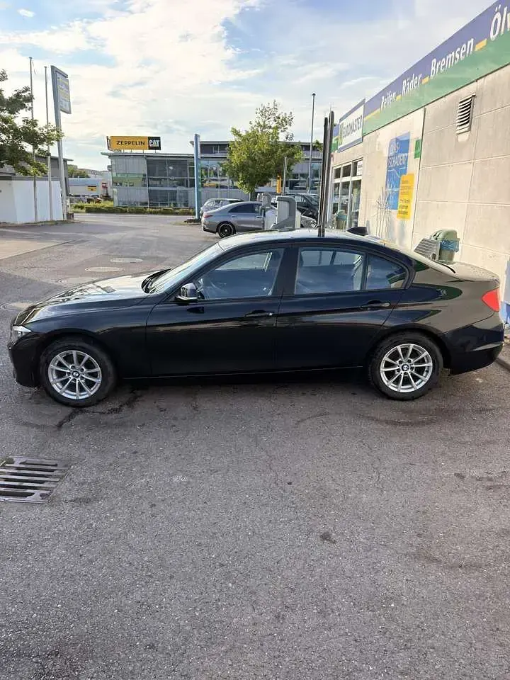 Gebraucht BMW 318 143 PS (105 kW) 2013 Schwarz Limousine