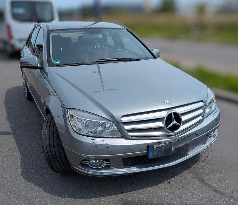 Grau Gebraucht 2010 Mercedes C200 Avantgarde Limousine | 8.500 € (Etwas zu teuer) - Bild 1/4