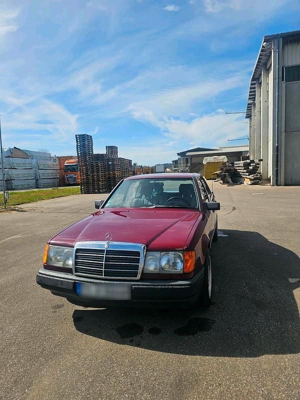Gebraucht Mercedes E230 143 PS (105 kW) 1985 Rot Limousine
