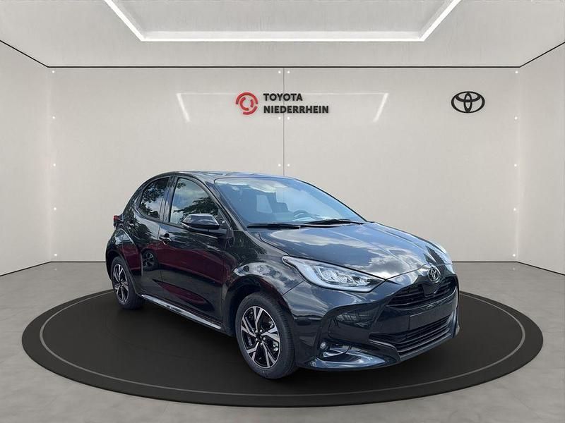 Neu Toyota Yaris Hybrid Comfort 116 PS (85 kW) 2025 Schwarz Limousine