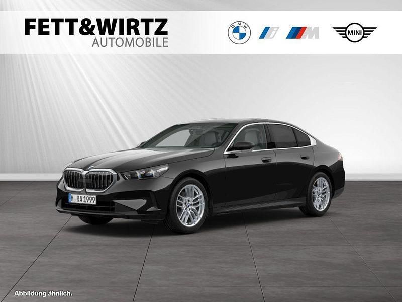 Saphirschwarz Gebraucht 2024 BMW 520 Comfort Edition Limousine | 48.784 € (Superpreis) - Bild 1/3