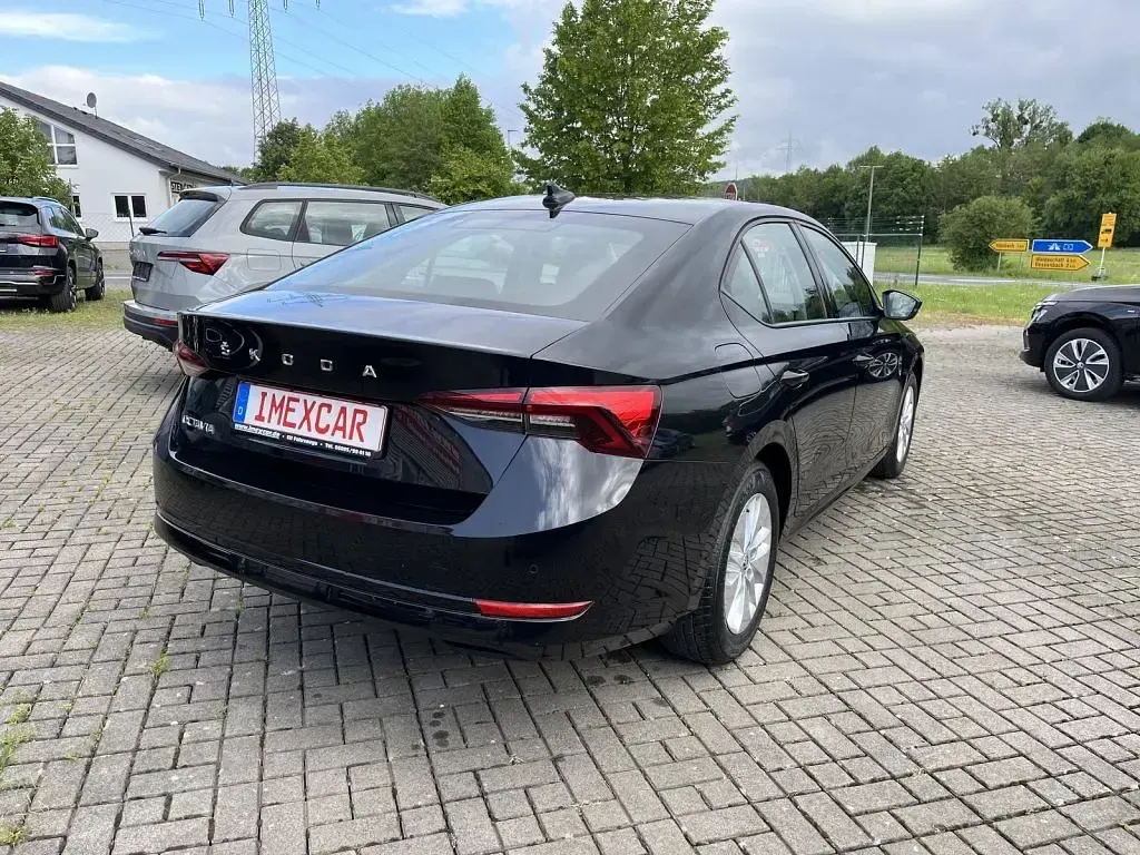 Gebraucht Skoda Octavia Active 116 PS (85 kW) 2023 Deep black perleffek (metallic) Limousine