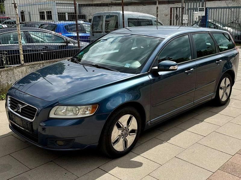Barents blue pearl / metallic Gebraucht 2010 Volvo V50 Momentum Kombi | 3.650 € (Fairer Preis) - Bild 1/4