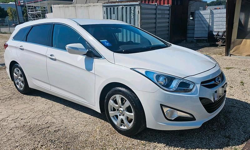 Weiß Gebraucht 2015 Hyundai i40 Edition Kombi | 8.250 € (Fairer Preis) - Bild 1/4