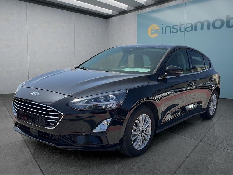Schwarz Gebraucht 2021 Ford Focus Titanium Limousine | 22.599 € (Etwas zu teuer) - Bild 1/4
