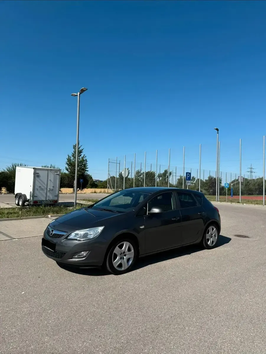 Gebraucht Opel Astra 140 PS (102 kW) 2012 Grau Kleinwagen