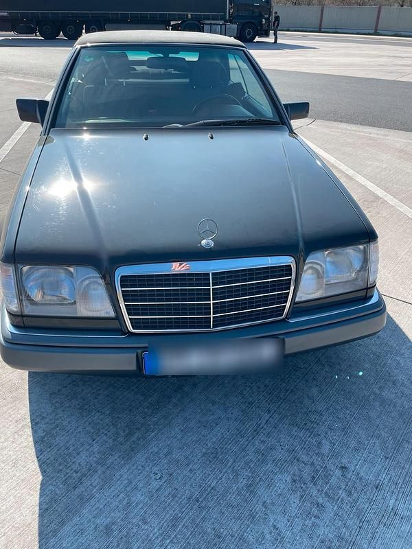 Gebraucht Mercedes E220 150 PS (110 kW) 1993 Schwarz Cabrio