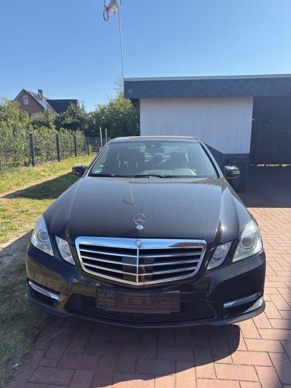 Schwarz Gebraucht 2013 Mercedes E220 Edition Limousine | 11.499 € (Guter Preis) - Bild 1/4