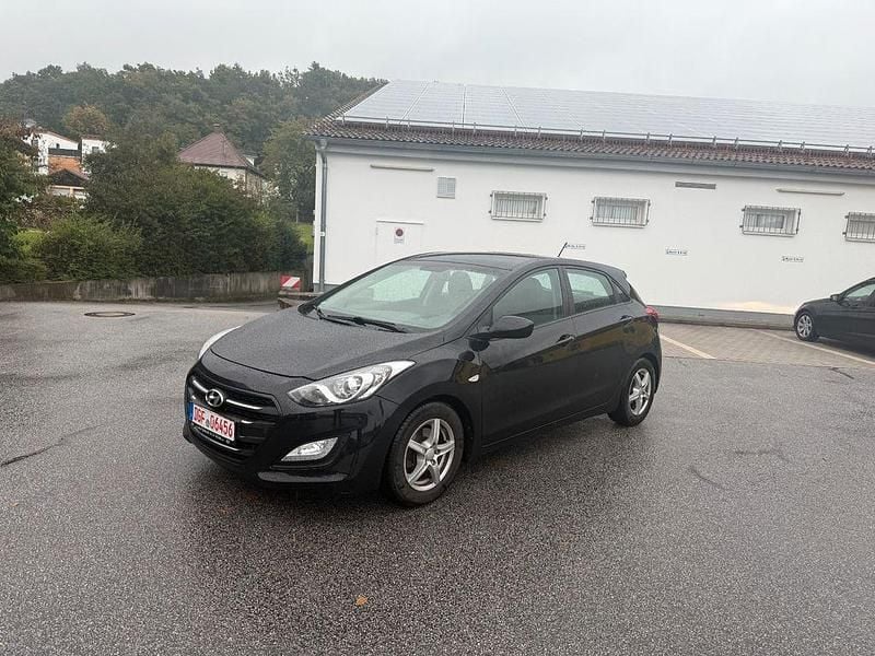 Schwarz Gebraucht 2017 Hyundai i30 Classic Limousine | 6.999 € (Superpreis) - Bild 1/4
