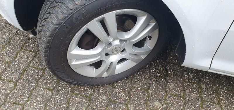 Gebraucht Opel Corsa Color Edition 69 PS (50 kW) 2014 Weiß Kleinwagen