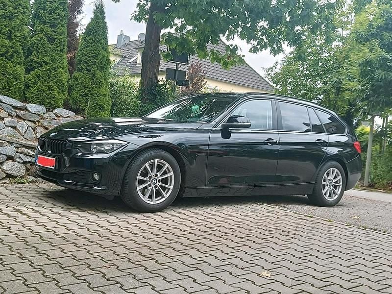 Schwarz Gebraucht 2013 BMW 320 Efficient Dynamics Kombi | 11.000 € (Etwas zu teuer) - Bild 1/4