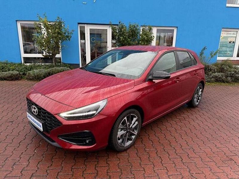 Ultimate red (metallic) Gebraucht 2024 Hyundai i30 Advantage Limousine | 23.980 € (Fairer Preis) - Bild 1/4