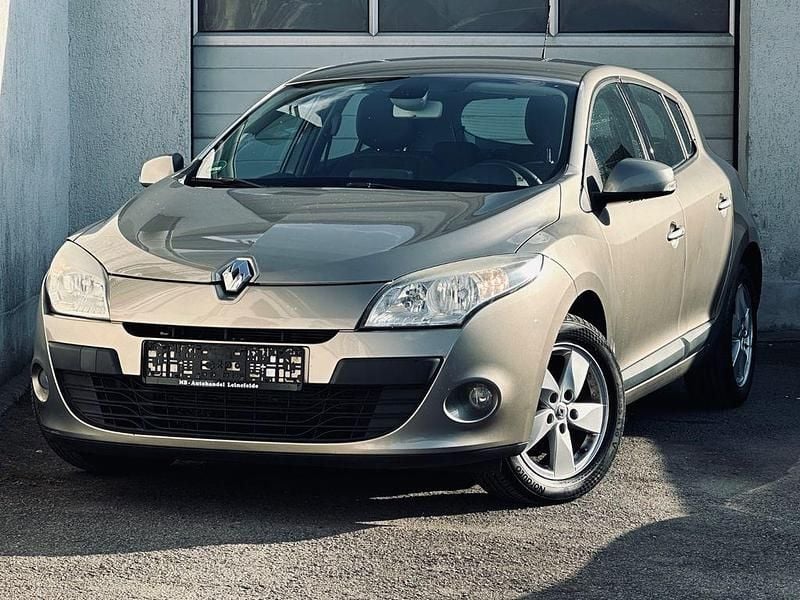 Grau Gebraucht 2010 Renault Mégane III Limousine | 4.490 € (Fairer Preis) - Bild 1/4