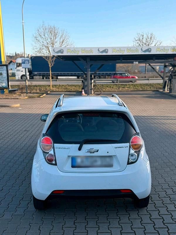 Gebraucht Chevrolet Spark 75 PS (55 kW) 2010 Weiß Kleinwagen