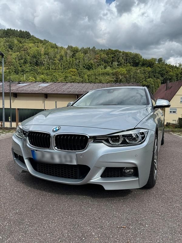 Grau Gebraucht 2018 BMW 330e iPerformance Limousine | 21.000 € (Fairer Preis) - Bild 1/4
