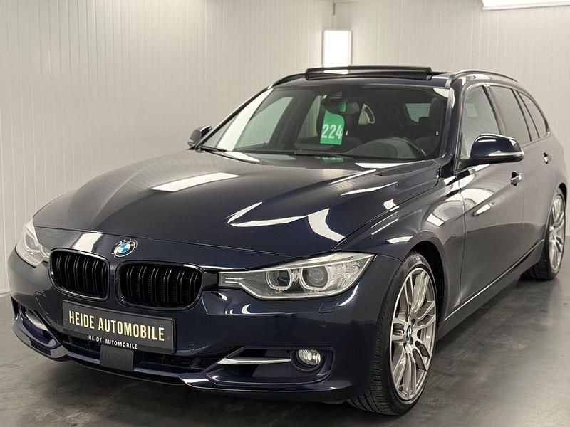 Blau Gebraucht 2015 BMW 330 Sport Line Limousine | 14.690 € (Guter Preis) - Bild 1/4