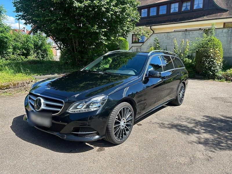 Schwarz Gebraucht 2014 Mercedes E250 Kombi | 13.700 € (Guter Preis) - Bild 1/4
