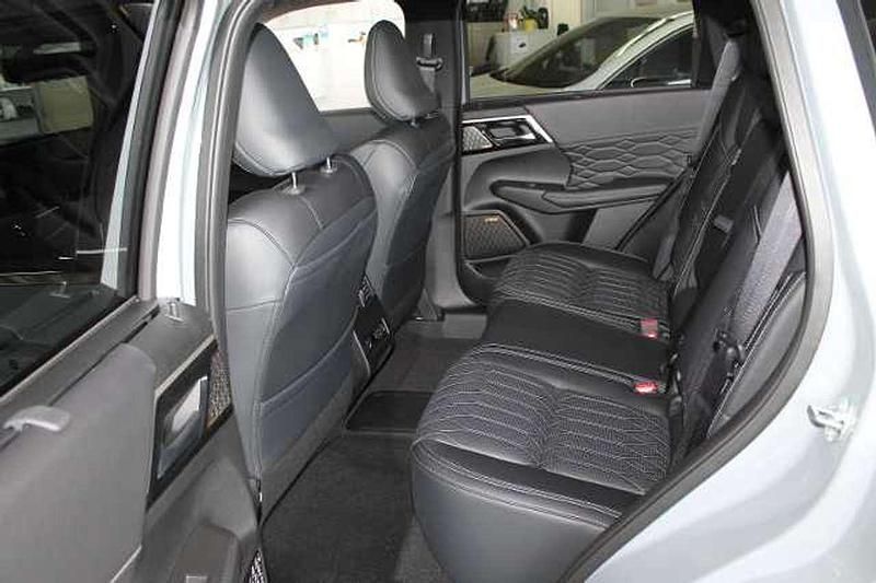 Neu Mitsubishi Outlander P-HEV Top 306 PS (225 kW) 2025 Mondsteingrau / pantherschwa SUV