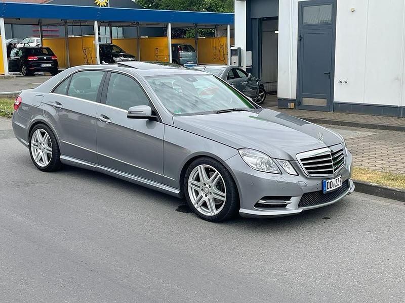 Andere farben Gebraucht 2012 Mercedes E220 AMG line Limousine | 15.500 € - Bild 1/4