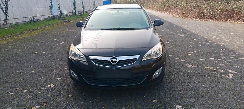 Gebraucht Opel Astra 115 PS (84 kW) 2011 Schwarz Kleinwagen