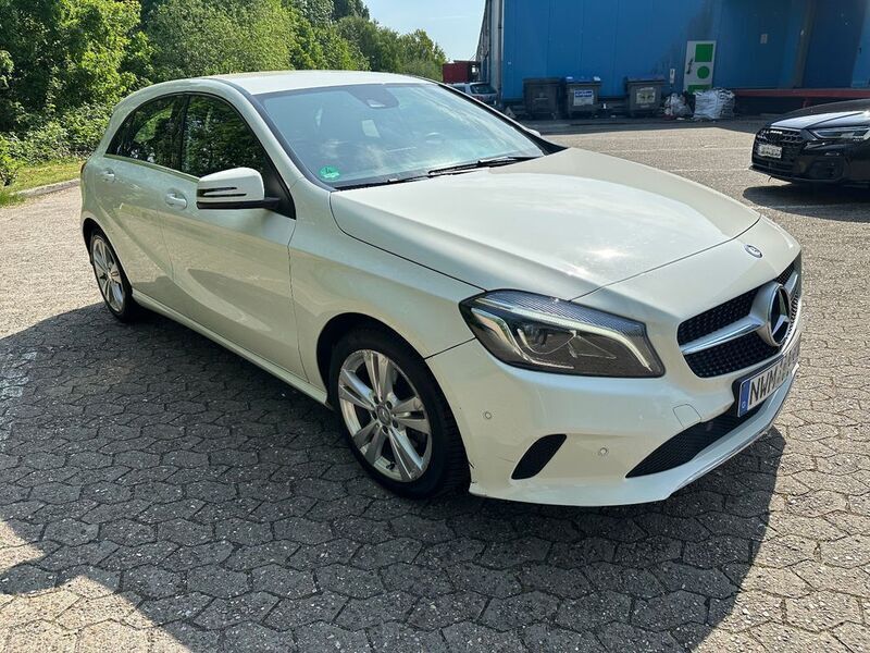 Weiß Gebraucht 2016 Mercedes A180 Limousine | 13.890 € (Superpreis) - Bild 1/4